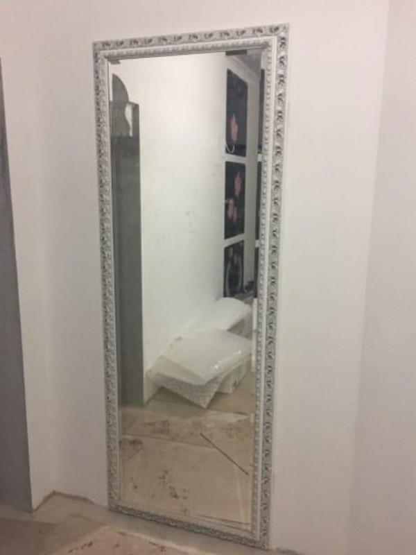 Изготовление и установка скрытой зеркальной двери в багете